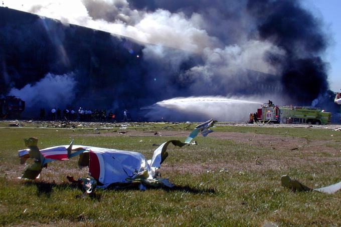 Ostanek leta American Airlines 77 na trati pred Pentagonom. | Foto: Thomas Hilmes/Wikimedia Commons