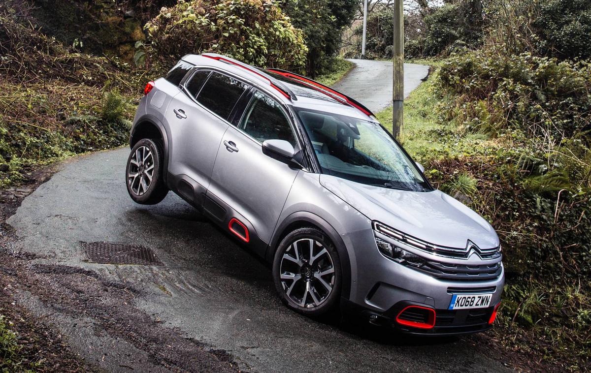 strma cesta Wales | Citroën jo je prevozil z modelom C5 aircross, ki nima štirikolesnega pogona. Vozili so le navzdol. | Foto Citroën