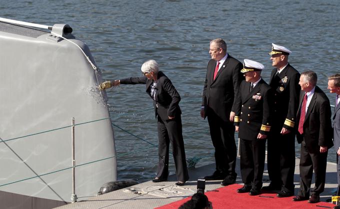 Dr. Arati Prabhakar (levo), direktor agencije DARPA, je povedal, da je Morski lovec trenutno še neoborožena ladja. Narejena je tako, da bo po oceanih lahko sama plula tudi dva ali tri mesece brez vrnitve v matično pristanišče, kar pomeni, da bo zmožna naloge opravljati praktično kjerkoli na svetu. | Foto: Reuters