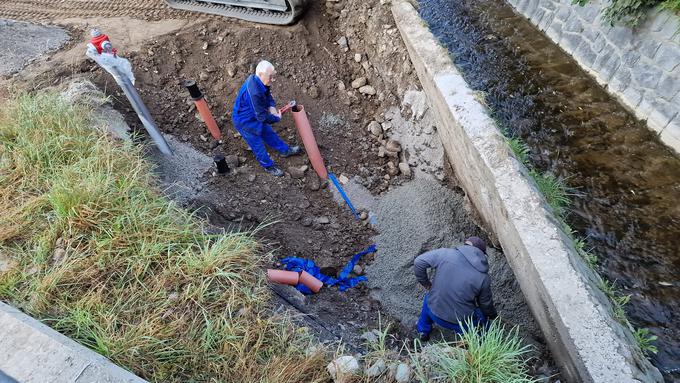 Za uspešno gradnjo sedemkilometrskega vodovoda so zaslužna predvsem lokalna gradbena podjetja. | Foto: Matic Tasič/FB