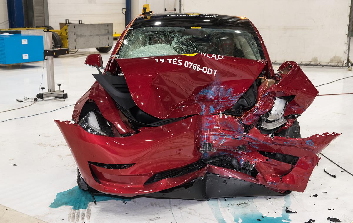 Euro NCAP | Razbita tesla model 3, ki je dobila najvišjo oceno med velikimi družinskimi avtomobili in v električnem oziroma hibridnem razredu. Od tekmecev jo je ločilo predvsem več serijskih varnostno-asistenčnih sistemov in zanesljivost delovanja. | Foto EuroNCAP