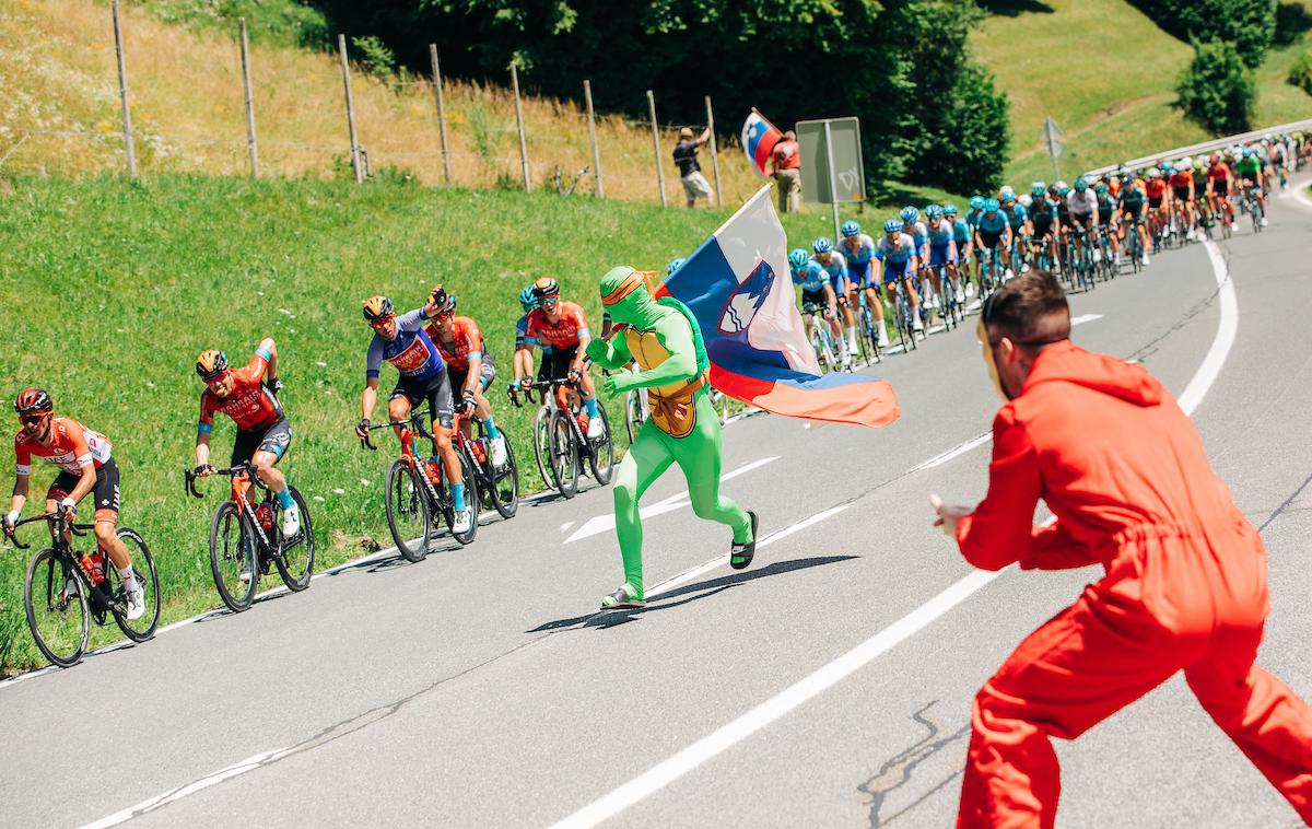 Po Sloveniji 4. etapa 2022 | Letošnjo dirko Po Sloveniji so zaznamovali tudi navijači. Toliko se jih še ni zbralo ob progi. Samo v soboto, na etapi od Laškega do Velike planine, je po podatkih organizatorja ob trasi navijalo kar 80 tisoč ljubiteljev kolesarstva.  | Foto Vid Ponikvar