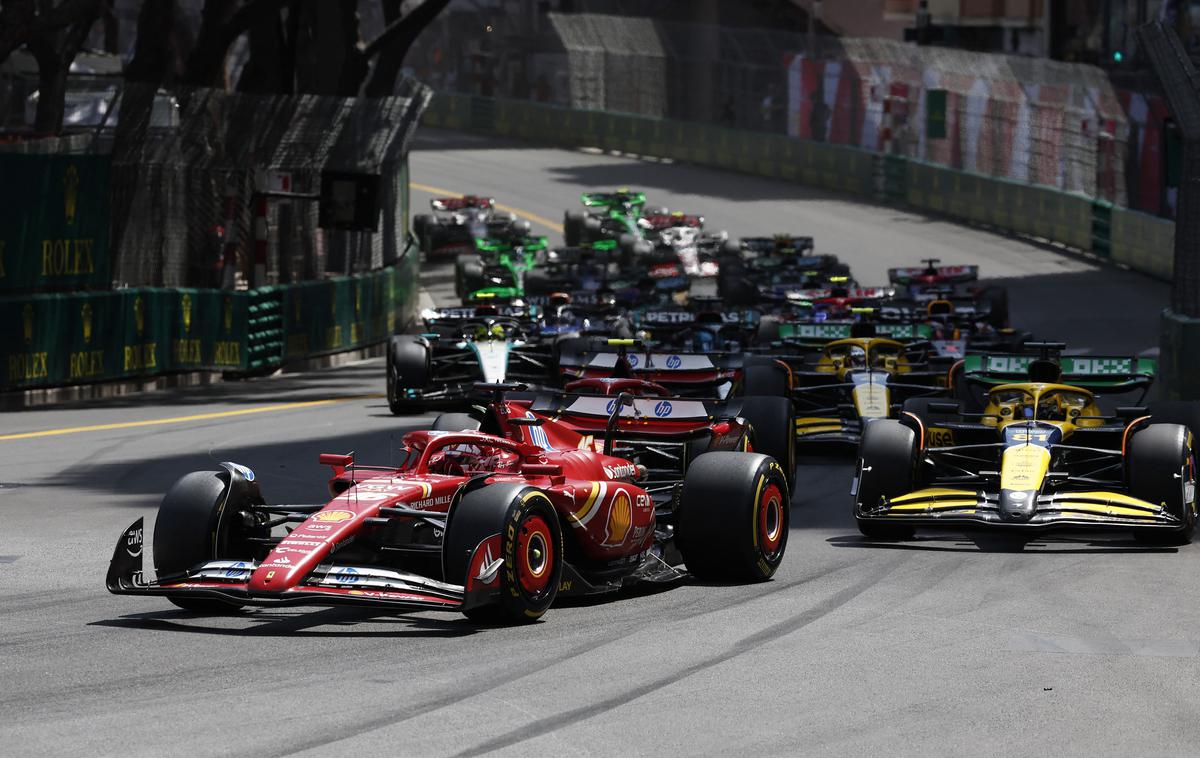 Monako štart Charles Leclerc Ferrari Oscar Piastri McLaren | Charles Leclerc je na štartu brez težav zadržal prvo mesto. Za njim pa se je dogajalo! | Foto Reuters