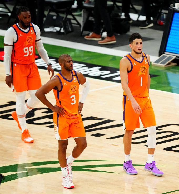 Osrednji nevarnosti v napadu bosta za Dallas predstavljala Chris Paul (levo) in Devin Booker (desno). | Foto: Reuters