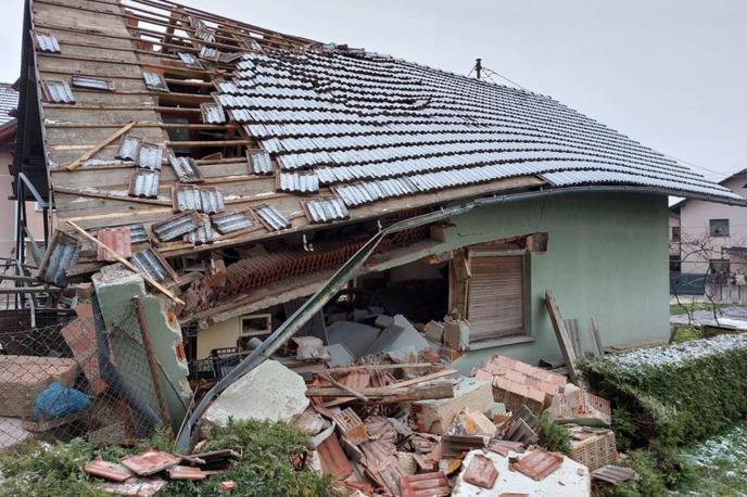 eksplozija Domžale | Preiskava dogodka še poteka, krivo naj bi bilo uhajanje plina iz jeklenke.  | Foto CZR Domžale