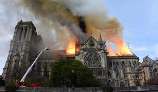 V Notre-Dame najverjetneje zagorelo zaradi cigarete ali električne napake