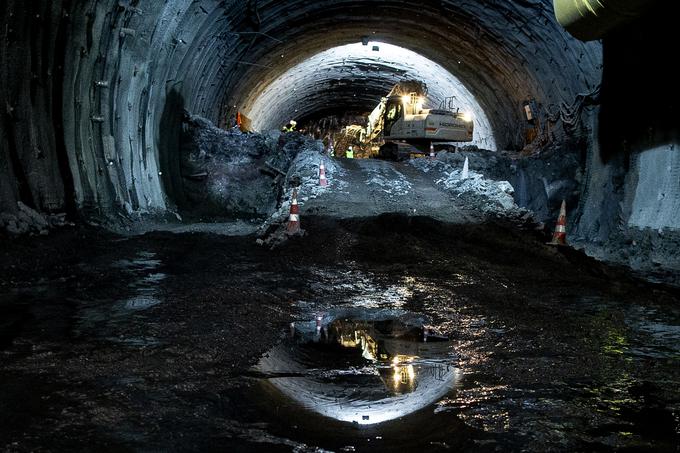 Dars se ne financira iz državnega proračuna, temveč si mora sredstva za investicije zagotoviti sam s cestninjenjem in krediti. Eden trenutno večjih projektov je gradnja druge cevi predora skozi Karavanke. | Foto: Ana Kovač