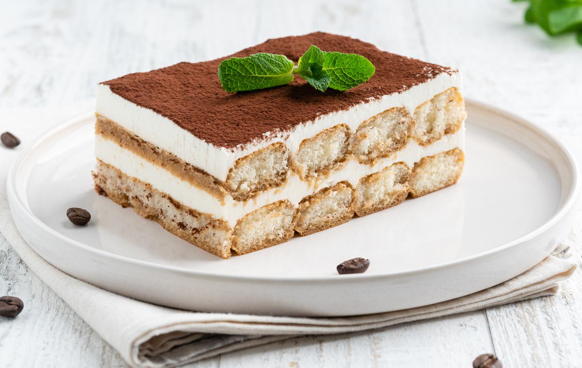 tiramisu, sladica | Po izročilu naj bi bilo ime tiramisu, ki v prevodu pomeni nekaj podobnega kot "dvigni me", prvič uporabljeno leta 1970 v restavraciji La Beccherie v Trevisu. | Foto Shutterstock