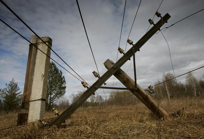 Če v času pandemije novega koronavirusa teoretiki zarote trdijo, da se bolezen širi prek omrežja 5G, pa so v času pandemije ruske gripe številni ljudje vir bolezni videli v elektriki in telegrafskih drogovih.  | Foto: Reuters