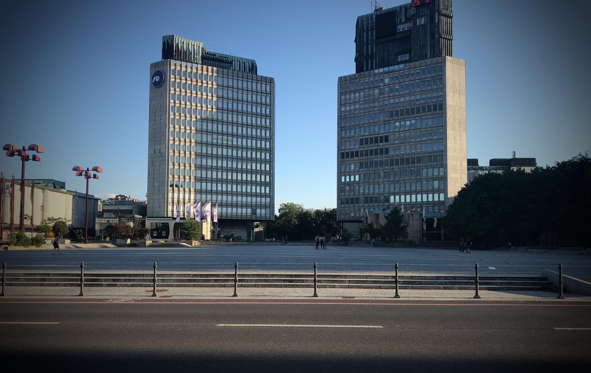 Trg republike brez ograj protesti | Trg republike v Ljubljani naj bi bil v soboto eno od prizorišč protestov proti trenutni "situaciji". Protestniki, ki pozivajo k sobotnim shodom, ti bodo potekali v več mestih po državi, odločno nasprotujejo ukrepom za zajezitev širjenja koronavirusa. | Foto Ana Kovač