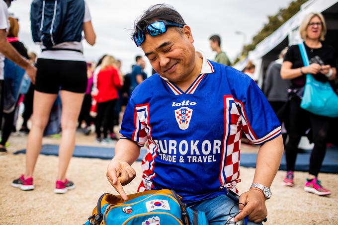 "Ob smrti Tita mi je profesor naložil izdelavo naloge o Jugoslaviji, tako da sem preštudiral vse, kar je bilo treba," je ponosno razlagal Korejec v dresu hrvaške nogometne reprezentance, ki si ga je kupil leta 1998, ko je Hrvaška na svetovnem prvenstvu v Franciji osvojila tretje mesto. Dobro pozna tudi Slovenijo, najraje pa obišče Bohinj.   | Foto: Grega Valančič/Sportida