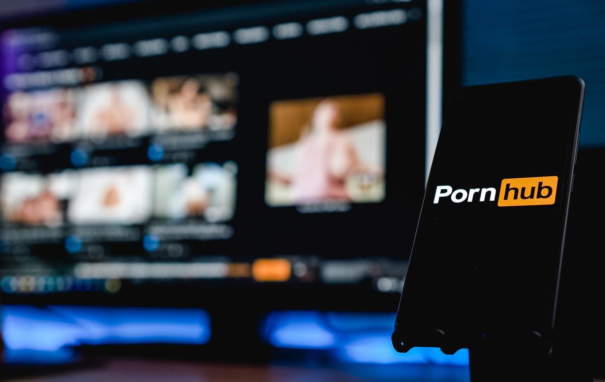 PornHub. Porn hub. | Bruselj se ni ustavil le pri regulaciji osnovnih funkcionalnosti pornografskih platform, saj zahteve Evropske komisije posegajo v samo jedro delovanja spletnih servisov. Slednji se bodo tako med drugim veliko bolj osredotočali tudi na moderiranje vsebine ter zaščito mladoletnikov, veliko dela pa bodo morali nameniti tudi večji transparentnosti delovanja svojih platform. | Foto Shutterstock