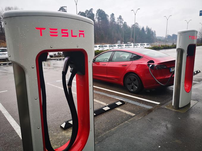 Tesla ima najbolj dodelan sistem polnjenja in obračunavanja cen. Te se dnevno spreminjajo glede na čas. Daleč najceneje je take polnilnice uporabiti ponoči. | Foto: Gregor Pavšič