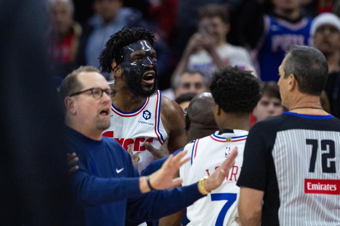 Vročekrvni zvezdnik Joel Embiid je v tej sezoni za Philadelphio odigral le osem tekem. | Foto: Reuters