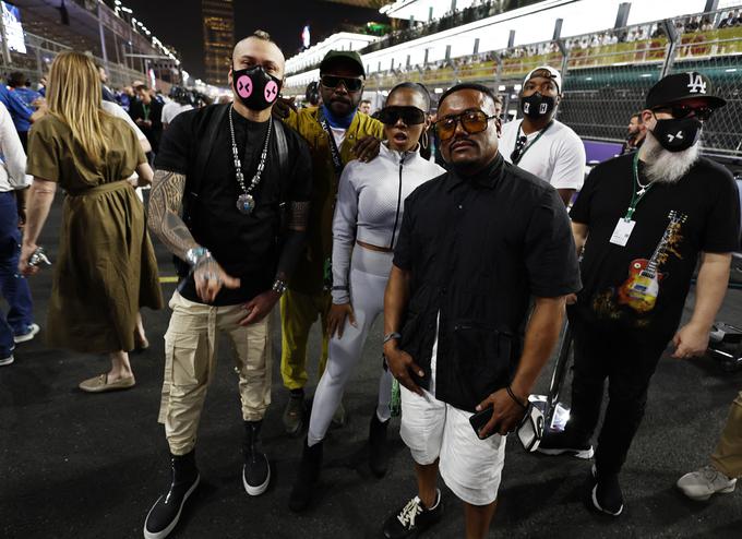 Dirko so obiskali tudi člani zasedbe The Black Eyes Peas. | Foto: Reuters