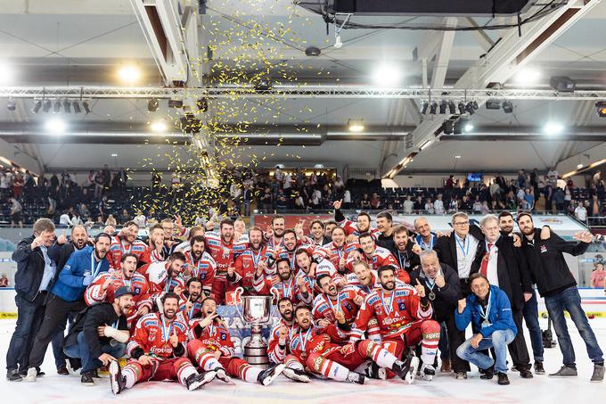 Zadnjih šest let je Tišlar deloval v Bolzanu, kjer je delal z mlajšimi selekcijami. Na fotografiji člani Bolzana, aktualni prvaki lige EBEL. Kolektiv je v petih letih sodelovanja v razširjenem avstrijskem prvenstvu dvakrat postal prvak. | Foto: Sportida