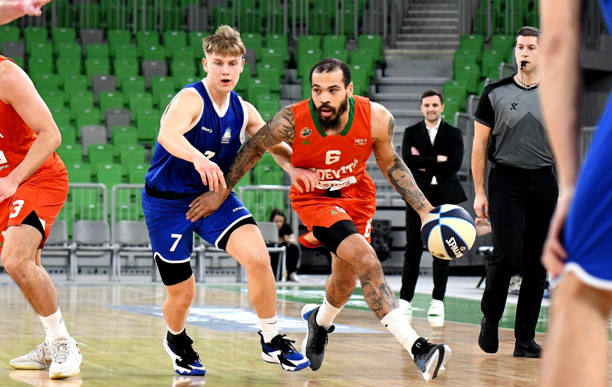 Cedevita Olimpija ECE Triglav Kranj | Košarkarji Cedevite Olimpije so v okrnjeni zasedbi na drugi tekmi četrtfinala Pokala Spar z rezultatom 93:80 premagali ECE Triglav Kranj in si zagotovili mesto na finalnem turnirju na Kodeljevem. | Foto Tine Ružič/Cedevita Olimpija