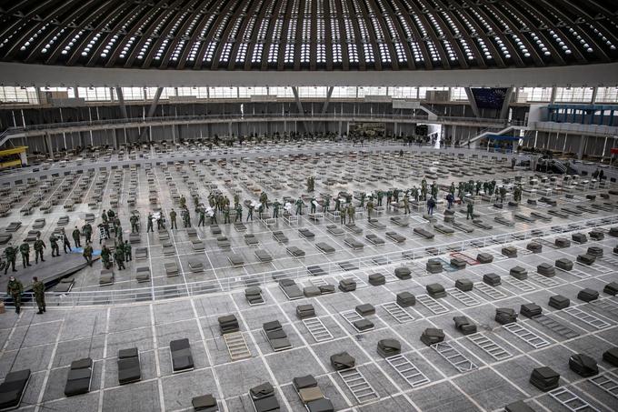 Za tiste z blagimi simptomi je Srbija pripravila bolnišnico na sejmišču v Beogradu. | Foto: Reuters