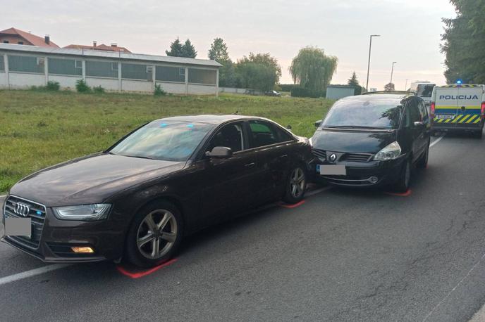 policija avto tujci | V enoprostorcu je bilo osem državljanov Bangladeša in Indije, ki so na nezakonit način prestopili državno mejo. Pobeglega voznika še iščejo. | Foto PU Novo mesto