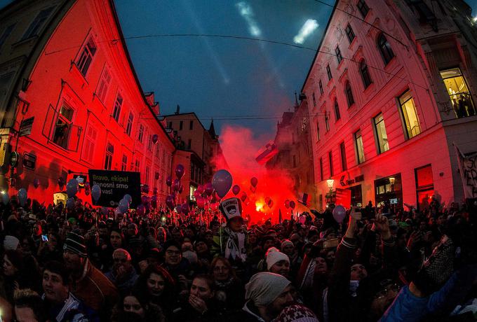 "Hvala navijačem. Dvorana Bercy jih je sprejela 16 tisoč, a Slovenija jih je imela dva milijona. Bili ste najboljši navijači. Hvala vam, rokometašem, hvala tebi, Vujo (Veselin Vujović, op. a.). Ena od najbolj simpatičnih čestitk, ki sem jih prejel, je bila od prijatelja Črnogorca:  | Foto: Vid Ponikvar