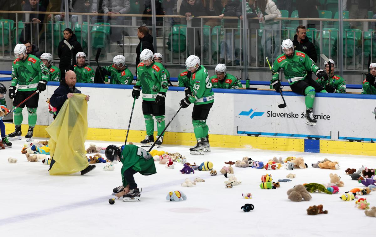 HK SŽ Olimpija | Olimpija je s posebno akcijo zbrala ogromno igrač za dobrodelne namene. | Foto www.alesfevzer.com