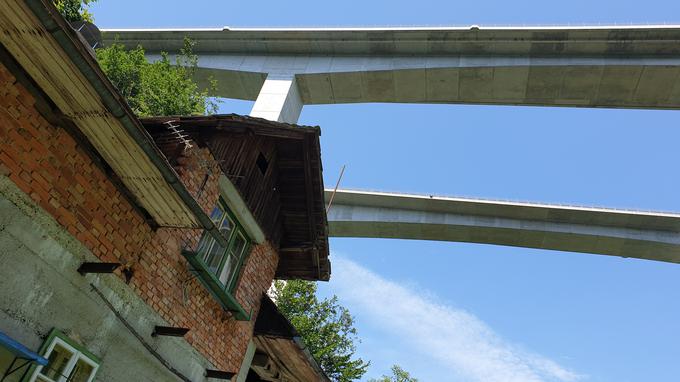 Streha je bila zaradi pluženja velikokrat poškodovana. | Foto: Metka Prezelj