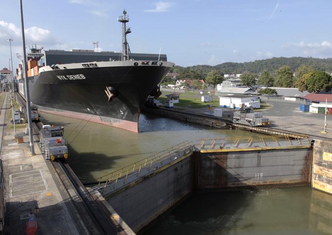 Tovorna ladja čaka, da ji bodo odprli zapornice Miraflores. | Foto: Reuters