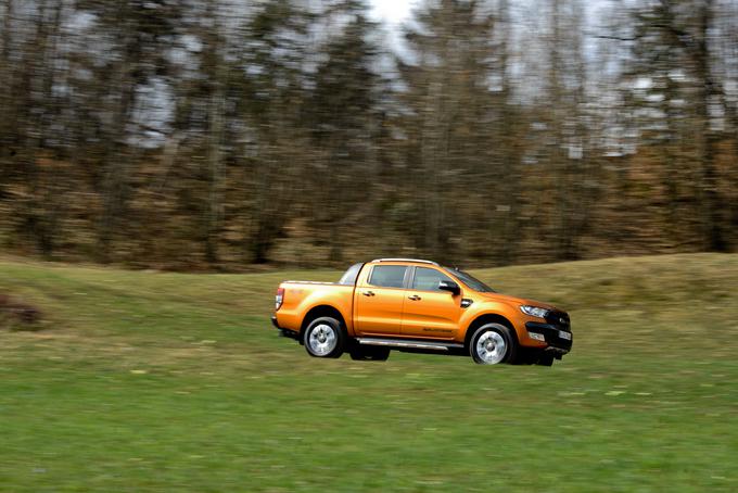 Ford trdi, da gre za novo generacijo, mi pa se vseeno ne moremo znebiti občutka, da gre za obsežno posodobitev. Kakorkoli – ranger v številnih pogledih ostaja merilo segmenta, v katerem tekmuje predvsem s Volkswagnovim amarokom, Nissanovo navaro, Mitsubishijevim L200 in Toyotinim hiluxom. | Foto: Ciril Komotar