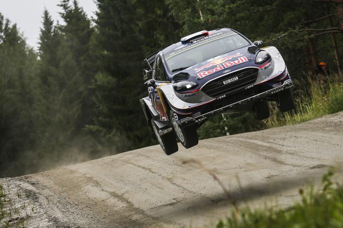 Svetovni prvak Sebastien Ogier (M-Sport Ford) je zletel s ceste. "S trenutnimi pokrovitelji ne moremo zagotoviti njegovim zahtevam za naslednje leto," je na temo podaljšanja pogodbe z Ogierjem, ki vodi v skupnem seštevku svetovnega prvenstva, povedal vodja ekipe Malcolm Wilson. Za zdaj nič ne kaže, da bi se Ford nameraval vrniti v svetovni reli in zagotoviti potrebno finančno injekcijo britanski zasebni ekipi. | Foto: M-Sport