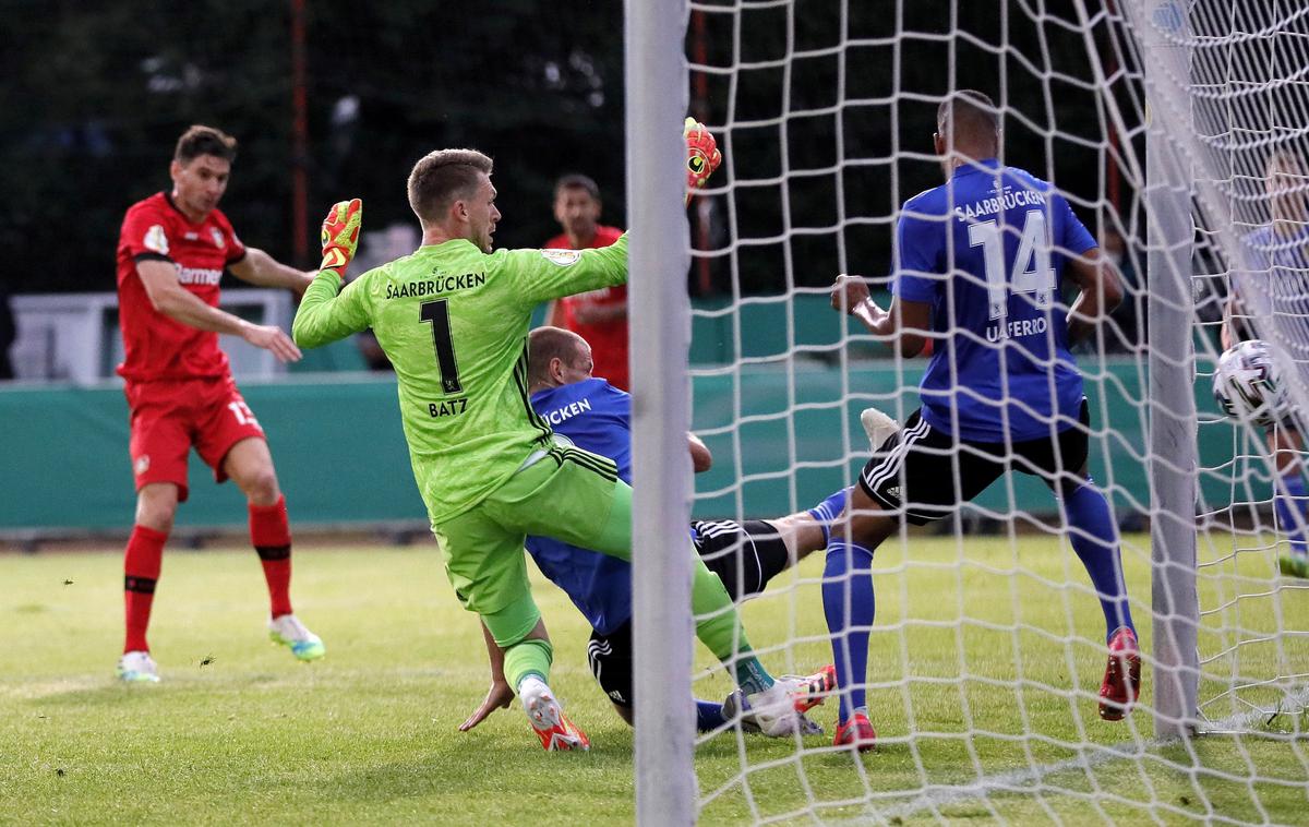 Daniel Batz | Vratar Daniel Batz (Saarbrücken) je v četrtfinalu ustavil kar pet strelov z bele točke, proti strelcem Bayerja pa je bil nemočen. | Foto Reuters