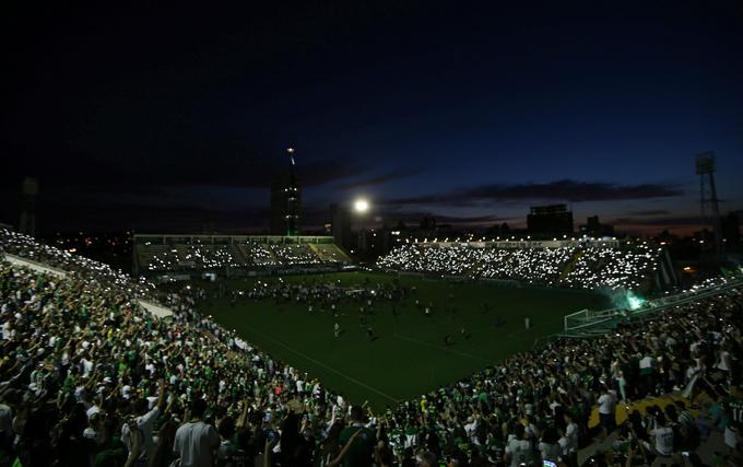 Stadion Arena Conda v Chapecu se je spremenil v žalovalni poligon.  | Foto: Reuters