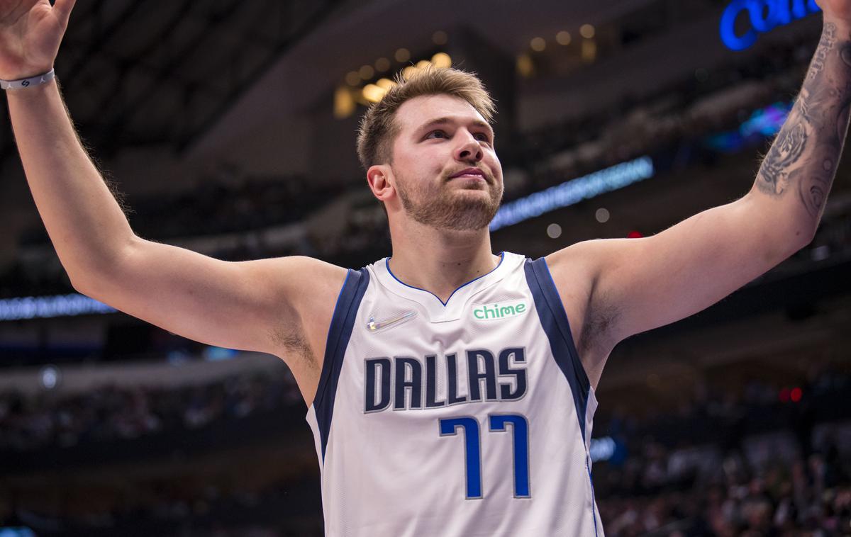 Luka Dončić | Luka Dončić se je razveselil nove zmage. Dallas je zdaj pri treh in uvodnem porazu proti Atlanta Hawks. | Foto Reuters