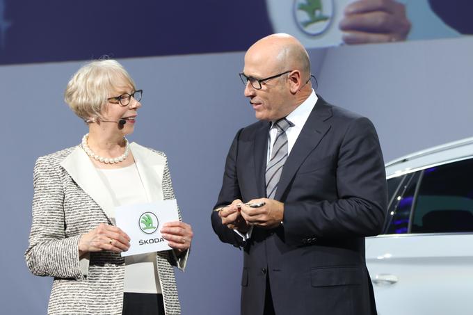 Županja mesta Kodiaq na istoimenskem otočju na Aljaski je bila med gosti svetovne premiere Škodinega športnega terenca v Berlinu. Patricia B. Branson na odru v družbi predsednika Škode Bernharda Maierja. | Foto: Škoda