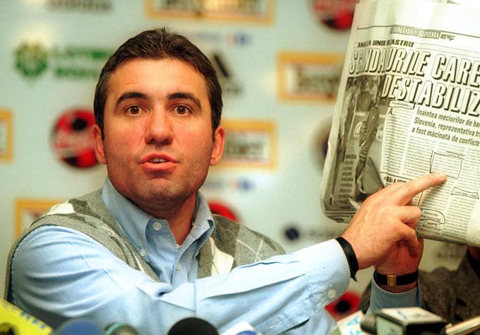 Gheorghe Hagi je s prstom kazal na rezultate ankete navijačev, ki mu ni mogla biti v ponos. | Foto: Reuters