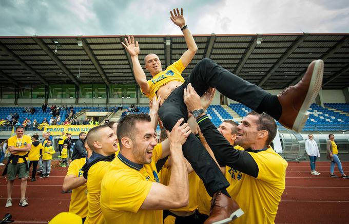 Trener Dejan Grabić na rokah varovancev. | Foto: Vid Ponikvar