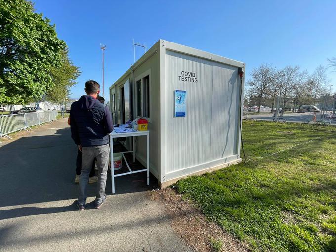 Ob servisni coni tudi odvzemi brisa za preverjanje okužbe s covidom-19. Test PCR je za povratek domov potrebovala večina tujih udeležencev relija.  | Foto: Gregor Pavšič