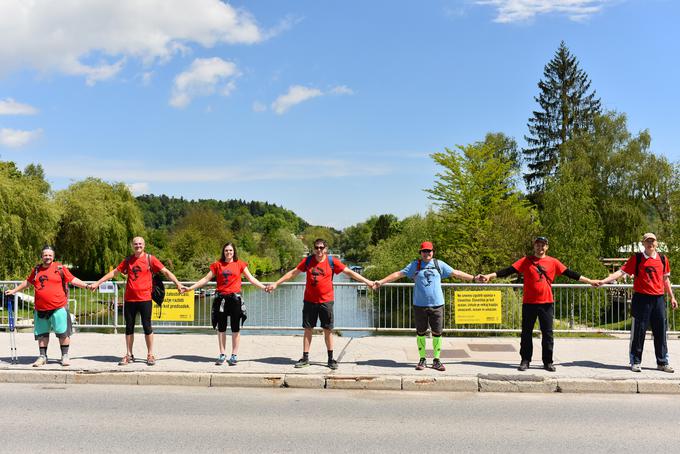 Udeleženci pohoda ob žici so si ob 12. uri podali roke in sklenili krog okrog Ljubljane. | Foto: STA ,