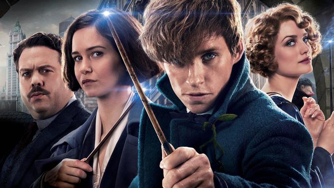 Filmska priredba romana J. K. Rowling, avtorice serije knjig o Harryju Potterju, spremlja ljubitelja nenavadnih živali Newta Scamanderja (oskarjevec Eddie Redmayne), ki v New Yorku naleti na skrivno čarovniško skupnost nekaj desetletij pred tem, ko Harry Potter na Bradavičarki bere njegove priročnike. • Premera v nedeljo, 3. 6., u 20. uri na HBO. │ Tudi na HBO OD/GO. | Foto: 