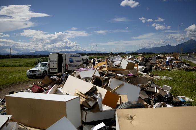 Poplave | Najbolj prizadeta območja se dušijo v odpadkih. Na ministrstvu za okolje, podnebje in prostor ocenjujejo, da bi lahko vse odpadke iz občin na regijske centre prepeljali v 14 dneh. Ob tem ljudi pozivajo, naj odpadke odlagajo na posebej določena mesta.  "Nato pa jih je treba čim prej odpeljati v zbirne centre, da ne bi prišlo do onesnaženja okolja," je poudaril minister Bojan Kumer.  | Foto Ana Kovač