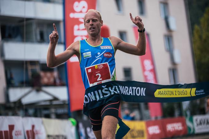 Pri Atletski zvezi Slovenije so kljub neobičajni sezoni izpeljali vsa državna prvenstva za člane, z izjemo DP v maratonu, ki bi moral potekati v sklopu danes odpovedanega Maratona po Ljubljani. Na fotografiji: Mitja Krevs, državni prvak v cestnem teku na deset kilometrov. Do naslova je pritekel na Konjiškem maratonu. | Foto: Matic Ritonja/Sportida