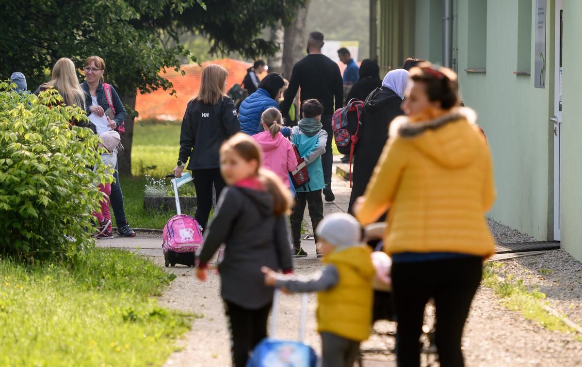 Šola šolarji učenci | Otrokom pomagajmo na poti do samostojnosti in jih ne obremenjujmo s svojimi težavami, svetuje učiteljica ene od ljubljanskih osnovnih šol.  | Foto STA