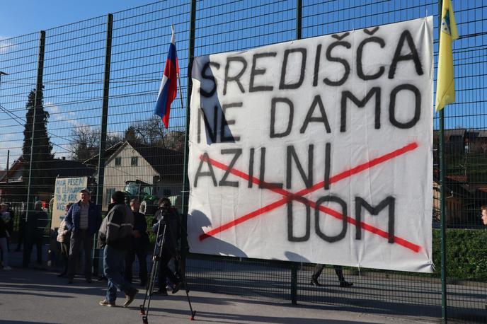 Središče ob Dravi | Prebivalci Središča ob Dravi so zaradi nestrinjanja z vladno odločitvijo v četrtek znova protestno zaprli ceste v središču občine. | Foto STA