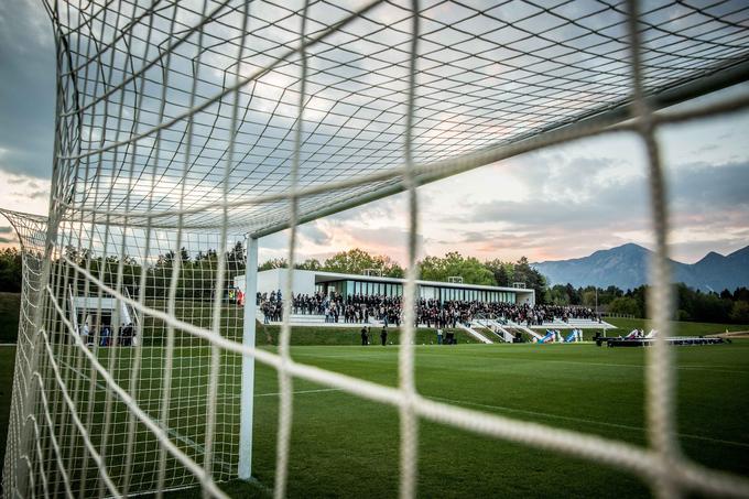 Na tribunah je prostora za okrog 500 gledalcev, a bodo na pokalnih obračunih bolj ali manj prazne, saj  ogled dvobojev ne bo dovoljen navijačem udeležencev tekmovanja. | Foto: Vid Ponikvar