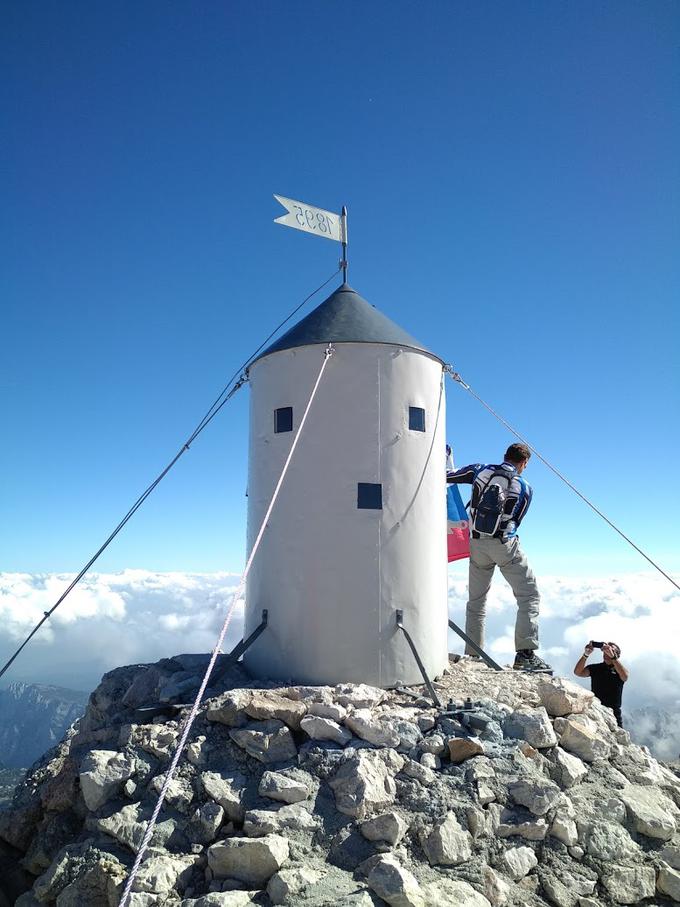 Na vrhu: idilično vreme in prenovljen Aljažev stolp | Foto: osebni arhiv/Lana Kokl