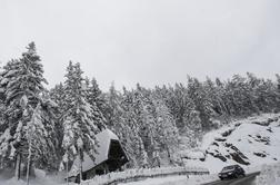 Alpski smučarji v tesnem zimskem objemu