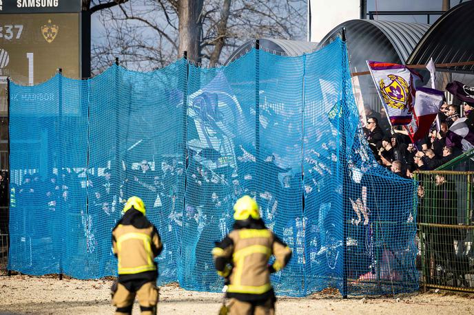 Mura Maribor | Navijači Maribora so v 57. minuti poskrbeli za incident, po katerem je bila tekma najprej prekinjena, nato pa še odpovedana. Mariborčani so do takrat vodili z 2:0, a se jim po odpovedi srečanja ne piše nič dobrega. | Foto Jure Banfi/alesfevzer.com