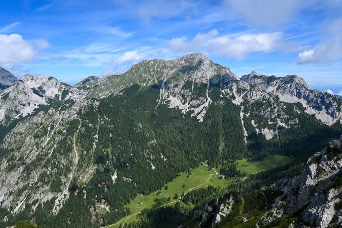 Sestop proti Robleku s pogledom na Vrtačo in navzdol do doma pri izviru Završnice | Foto: Matej Podgoršek