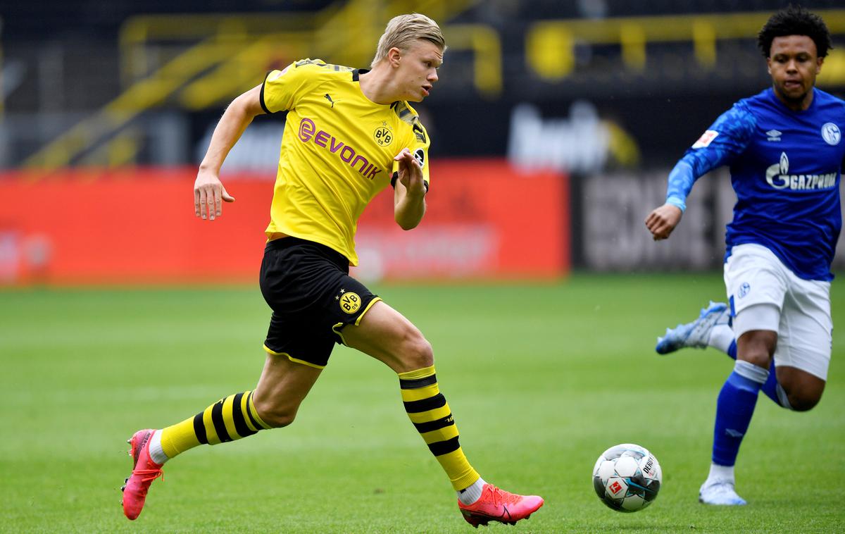 Haaland Borussia Dortmund | Erling Braut Haaland je bil na srečanju s Schalkejem deležen neokusnega žaljenja branilca gostov. | Foto Reuters