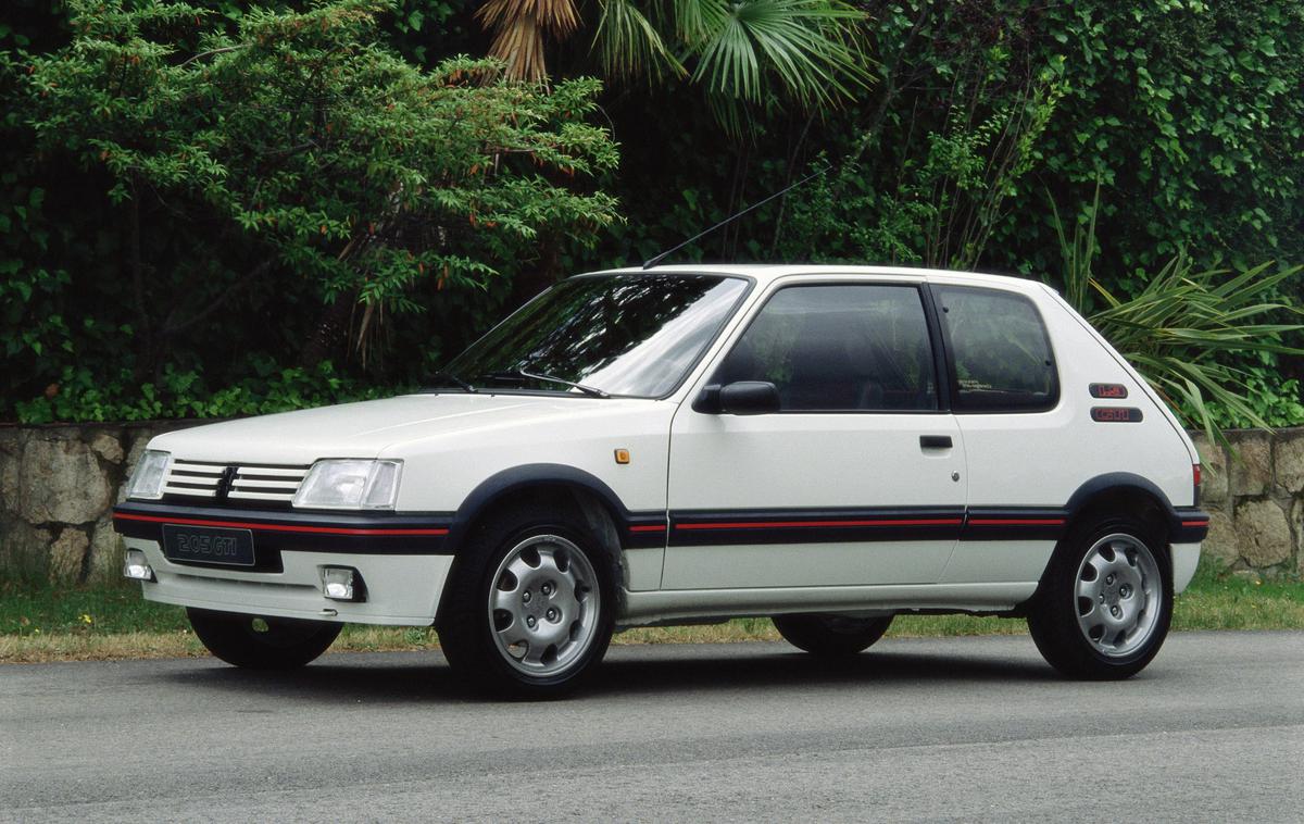 Peugeot 205 GTI | Peugeot 205 je bil eden ključnih avtomobilov evropske motorizacije v osemdesetih letih. Peugeot ga je izdeloval od leta 1983 do leta 1999. Prava ikona je postal tudi zaradi svoje športne različice GTI in številnih uspehov v reliju, še posebej v času skupine B.  | Foto Peugeot