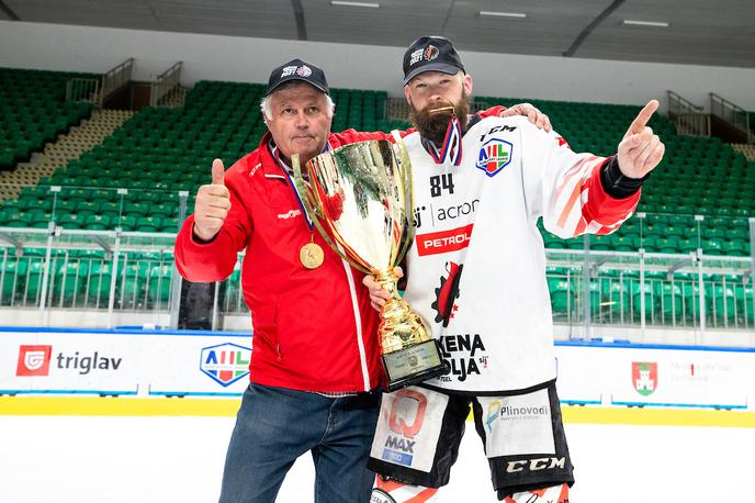 Jesenice prvaki - Olimpija finale | Andrej Hebar je takole dvignil še zadnjo igralsko lovoriko v dolgi karieri, ki jo je končal pri 36 letih. | Foto Matic Klanšek Velej/Sportida